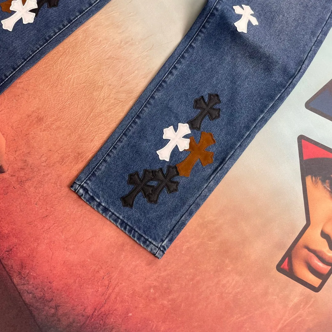 🅿️280 🔘Style number-KL125 🔘Cro Xin𝐂𝐡𝐫𝐨𝐦𝐞 𝐇𝐞𝐚𝐫𝐭 Matty Boy Sex Records series limited edition leather multi-color high street work jeans* [same style as Wang Chuqin] Among Cro Xin’s many items, this CH Jeans are the best. The production process is extremely complicated. The finished product needs to be washed first, then disassembled. The sheepskin cross skins are carefully sewn by hand, and then re-joined. The process is complicated and difficult to be detailed. Once you get it, you can intuitively feel the high-end texture that hits your face, and use your strength to explain what "good looks come first". It is made of beaded canvas fabric. After being washed with heavy water, the texture of the upper body becomes more mellow and the shape of the pants is also more straight. The whole trousers use three-dimensional cutting technology, and the shape is unique. The hardware is customized according to ZP genuine standards, and the thick beaded canvas fabric is not only soft after washing, but also has excellent breathability. Paired with an ingenious customized small leather label, the details are exquisite and simple yet elegant. The trousers are of exquisite workmanship, and every trace is neat and detailed, showing excellent quality.  Size: S M L XL XXL (28.30.32.34.36) Color: Blue